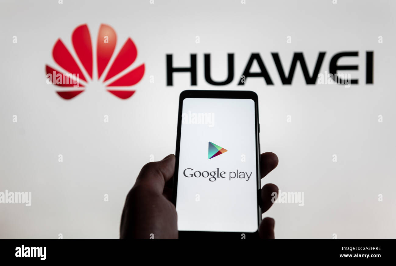 NRW/Germania - 20 Maggio 2019: un uomo detiene un Android smartphone che mostra il logo di Google play store nella parte anteriore del huawei logo. Google è res Foto Stock