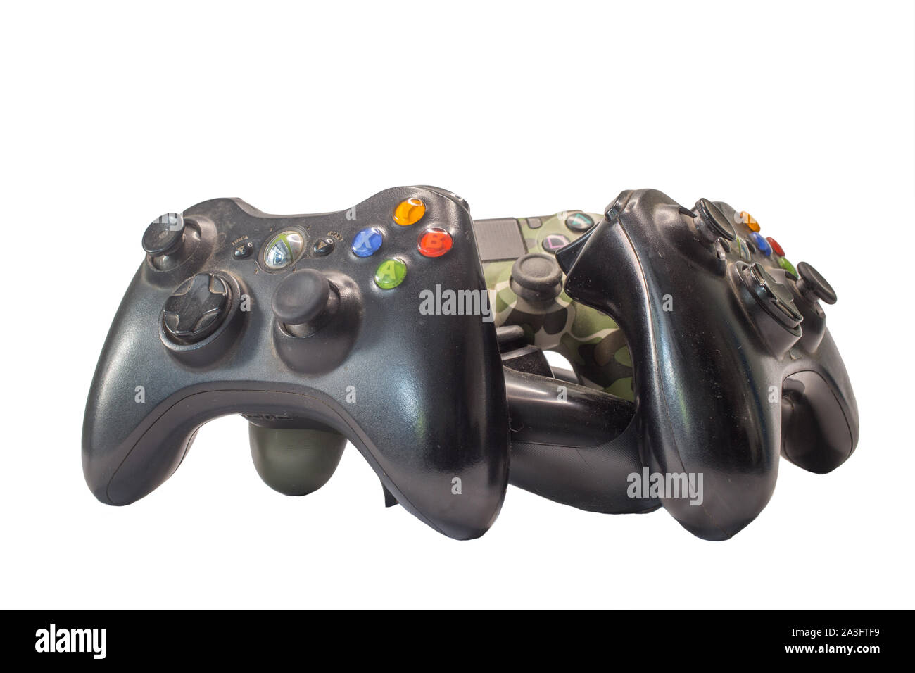 Un mazzetto di controller di console isolato su bianco Foto Stock