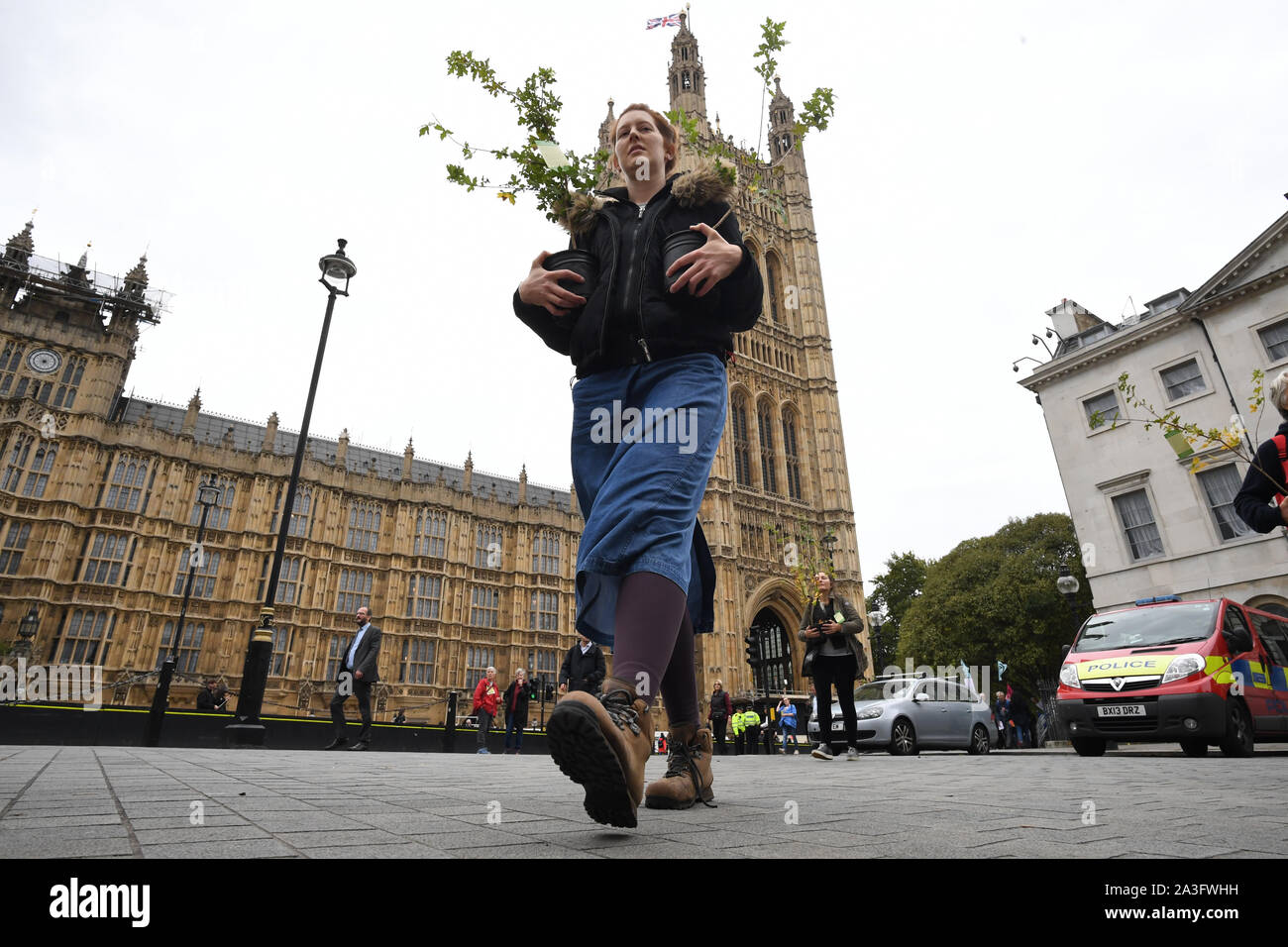 Un manifestante alberelli portante al di fuori del Parlamento, durante una ribellione di estinzione (XR) protesta in Westminster, Londra. Foto Stock