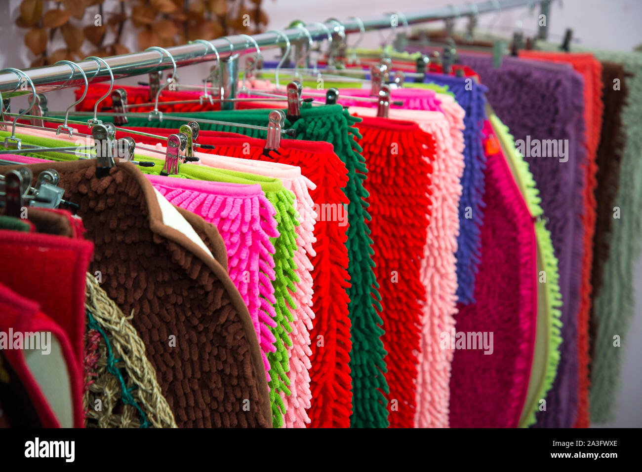 Multi-tappeti colorati. Moquette, tappeto coperta. Abstract sfondo striato di nuovo home multi-porta colorati tappeti per la casa con una texture tessili. Foto Stock