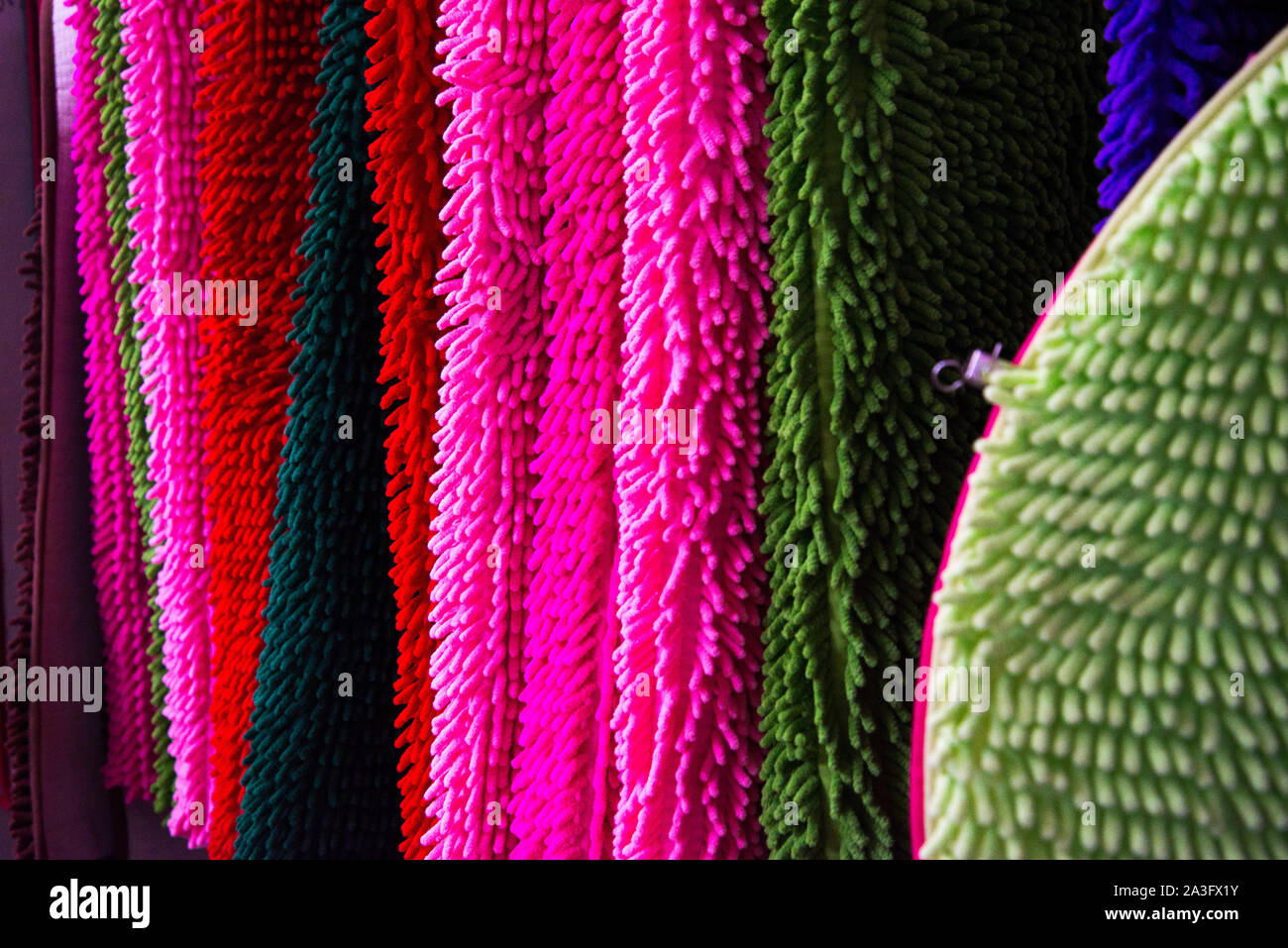 Multi-tappeti colorati. Moquette, tappeto coperta. Abstract sfondo striato di nuovo home multi-porta colorati tappeti per la casa con una texture tessili. Foto Stock