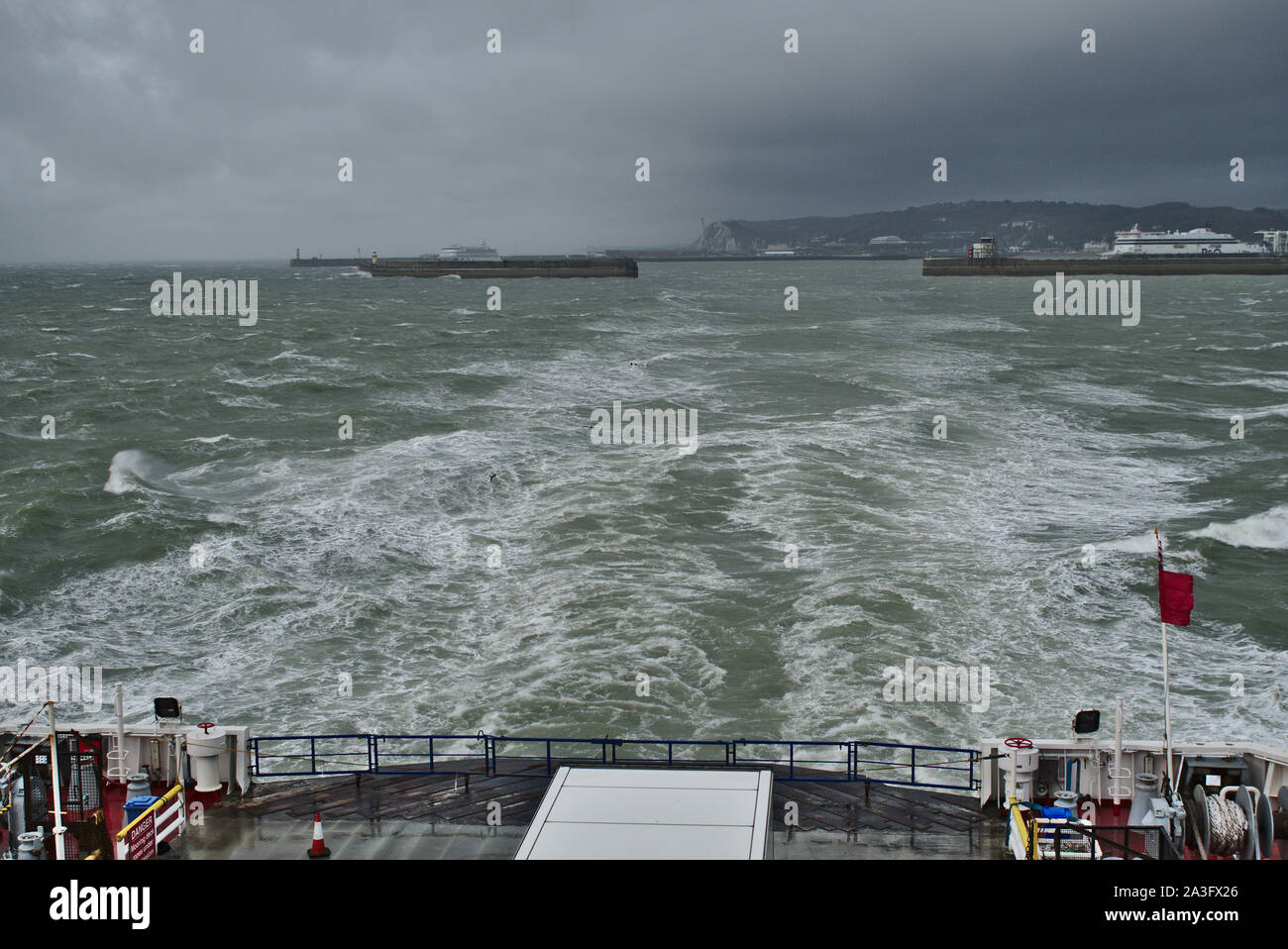 Mare mosso visto dal retro del traghetto nei pressi di Dover. Settembre 2019 Foto Stock