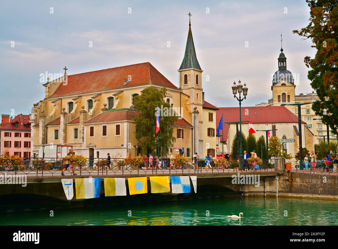 ANNECY, Alta Savoia, Francia - 18 settembre 2019: il centro storico di Annecy con ponte sopra il fiume Thiou e chiesa. Foto Stock