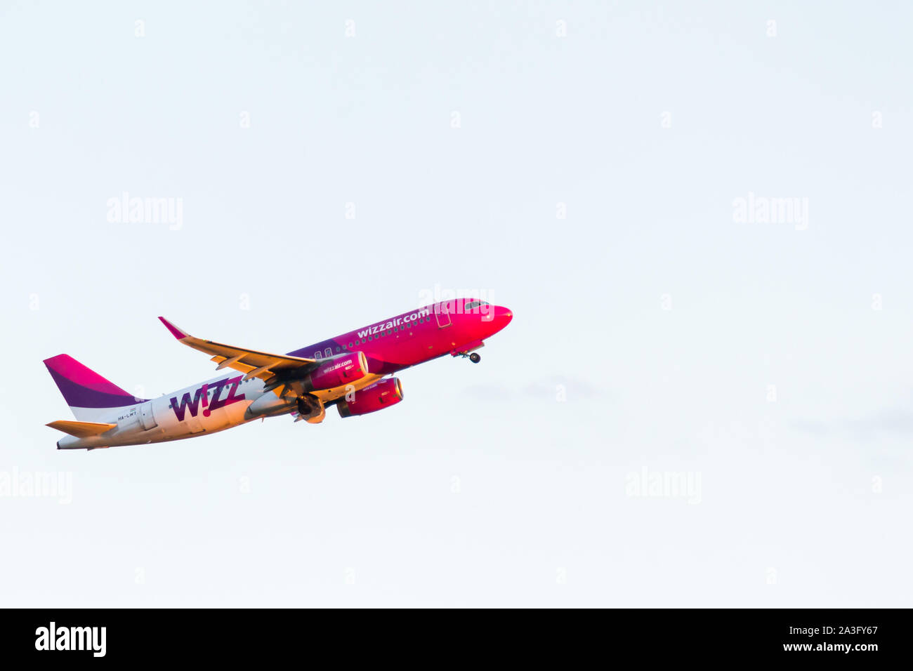 Wizz Air aereo decollare dall aeroporto di Cluj-Napoca Foto Stock
