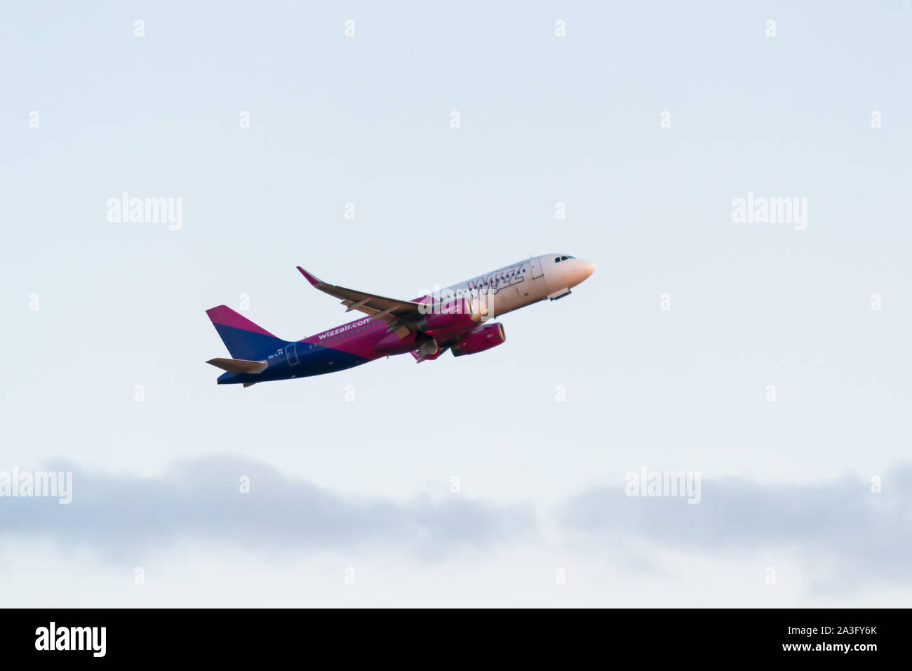 Wizz Air aereo decollare dall aeroporto di Cluj-Napoca Foto Stock