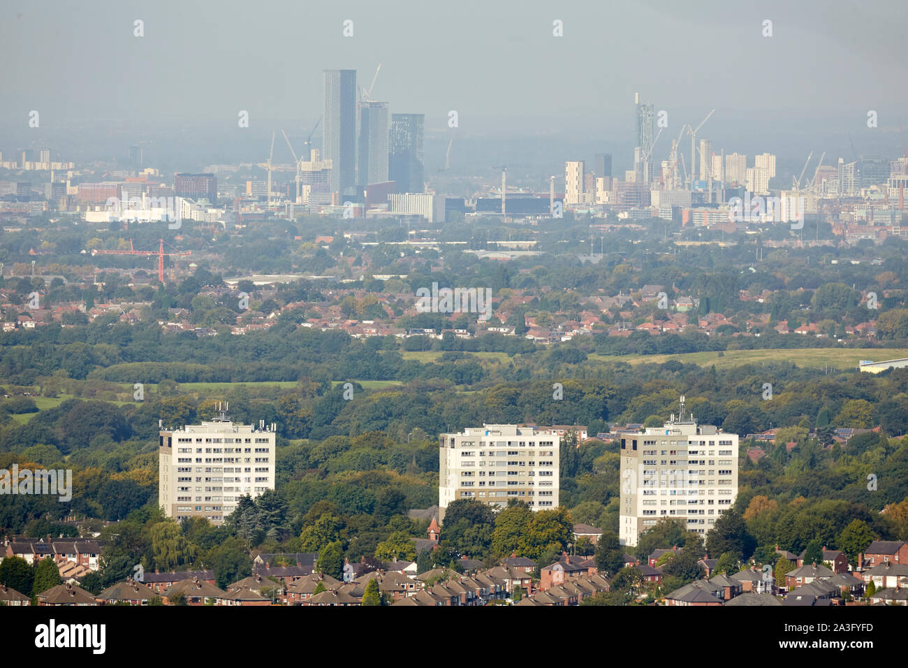 Manchester skyline di appartamenti in contrasto con alloggi sociali Haughton Green torri in Denton Irwell Valley Housing Association Foto Stock