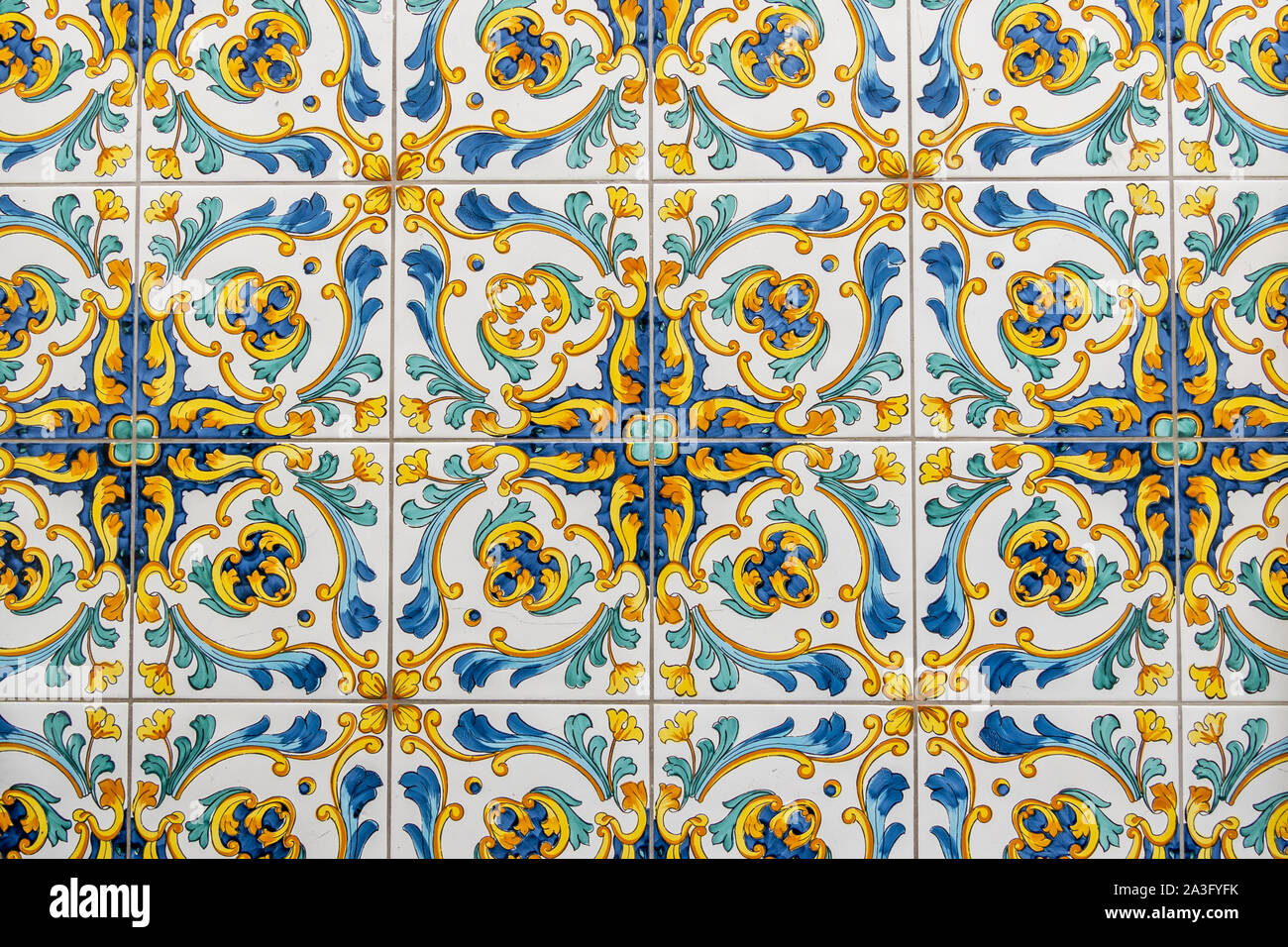 Tradizionale italiana ornata di decorazione di piastrelle di ceramica di Vietri, sfondo colorato. Foto Stock