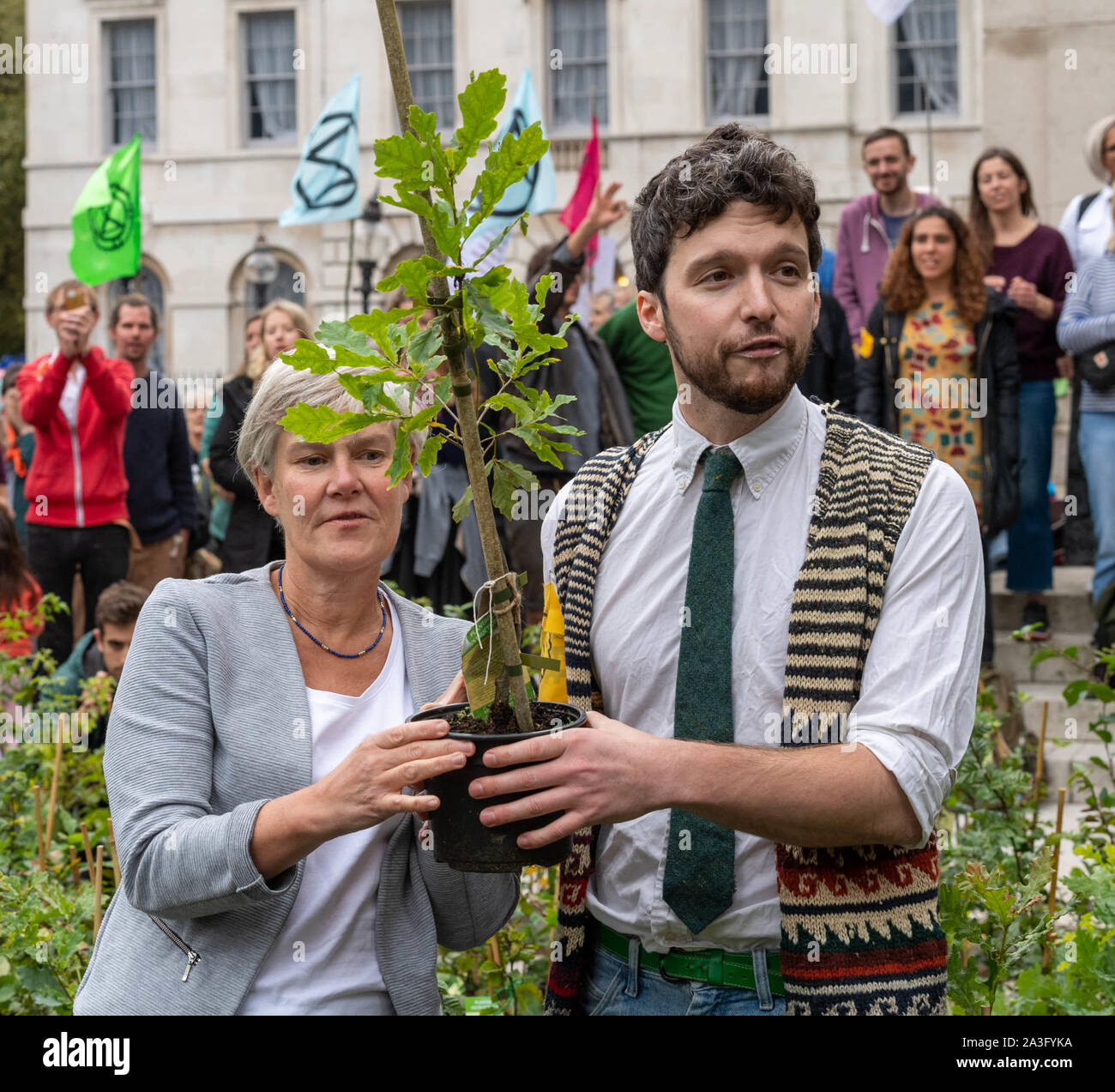 Londra REGNO UNITO 8 ott. 2019 estinzione della ribellione tree "piantagione " protesta al di fuori del Palazzo di Westminster Kate Green MP (sinistra) è dato un albero per la sua circoscrizione elettorale di credito DavidsonAlamy Ian Live News Foto Stock