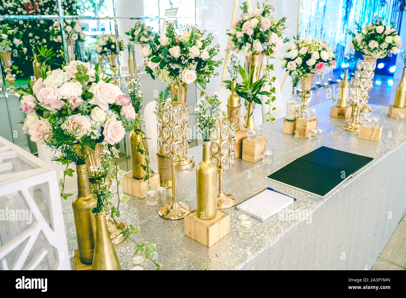 Benvenuto di nozze tabella con decorazioni di lusso con fiore rosa Foto Stock