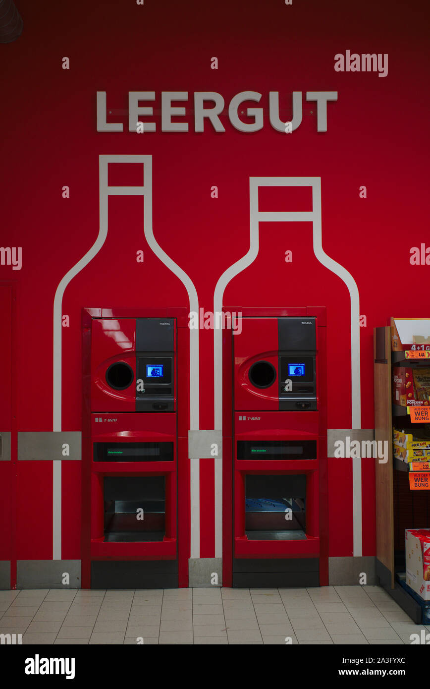 Riciclaggio di bottiglie in un supermercato. Germania Foto Stock