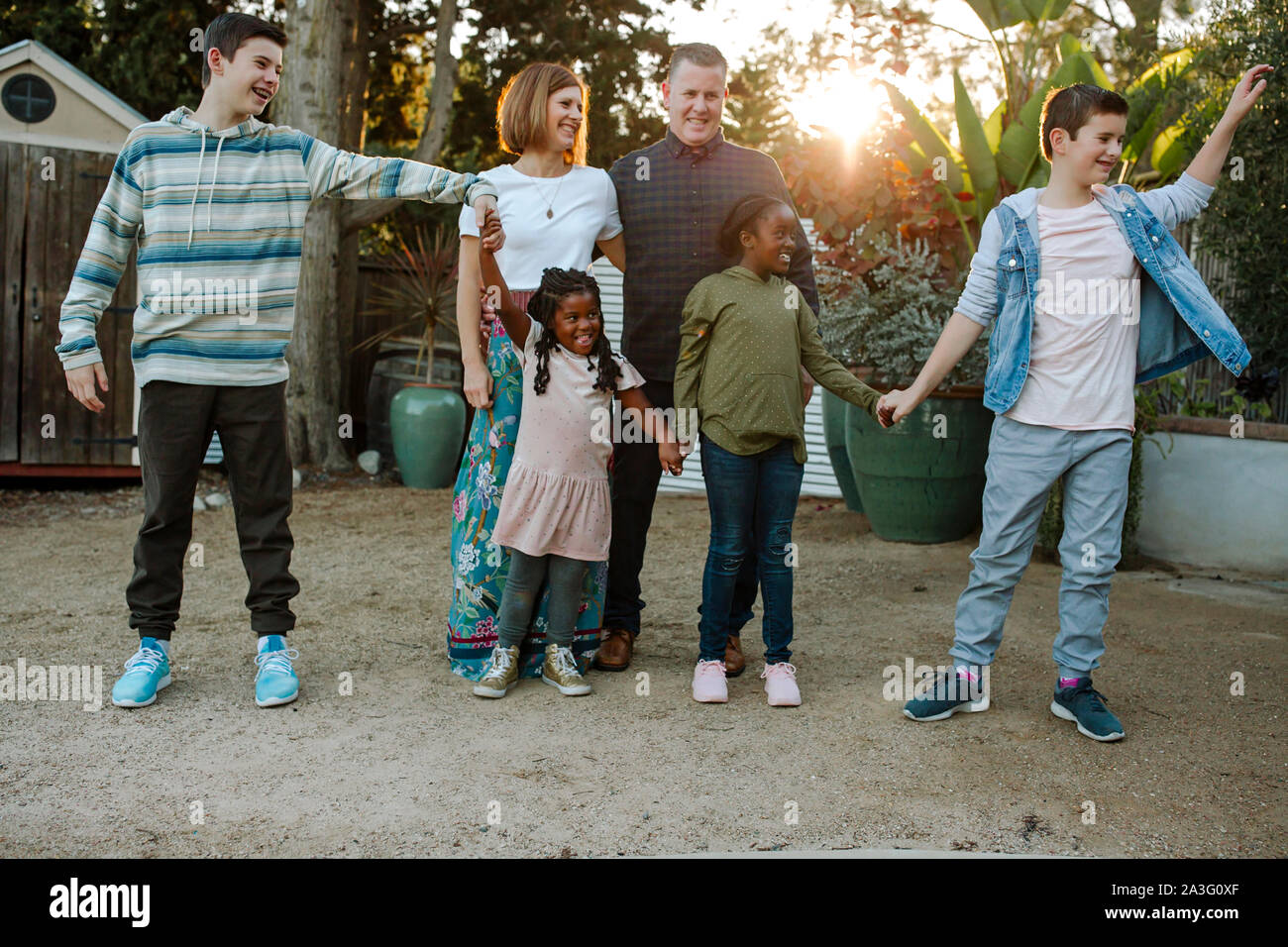 Ridendo mixed-gara kids con papà sorridente Foto Stock
