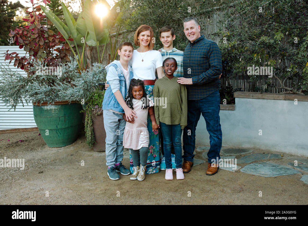Famiglia multirazziale con mid-40's genitori e quattro figli Foto Stock