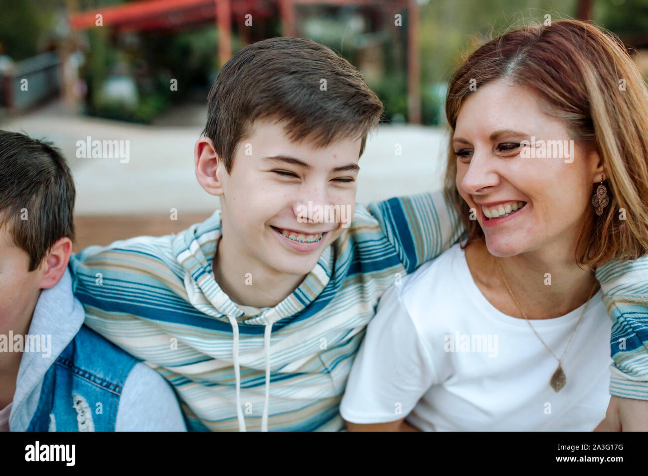 Ridendo mom e teen figlio la condivisione di un momento felice Foto Stock