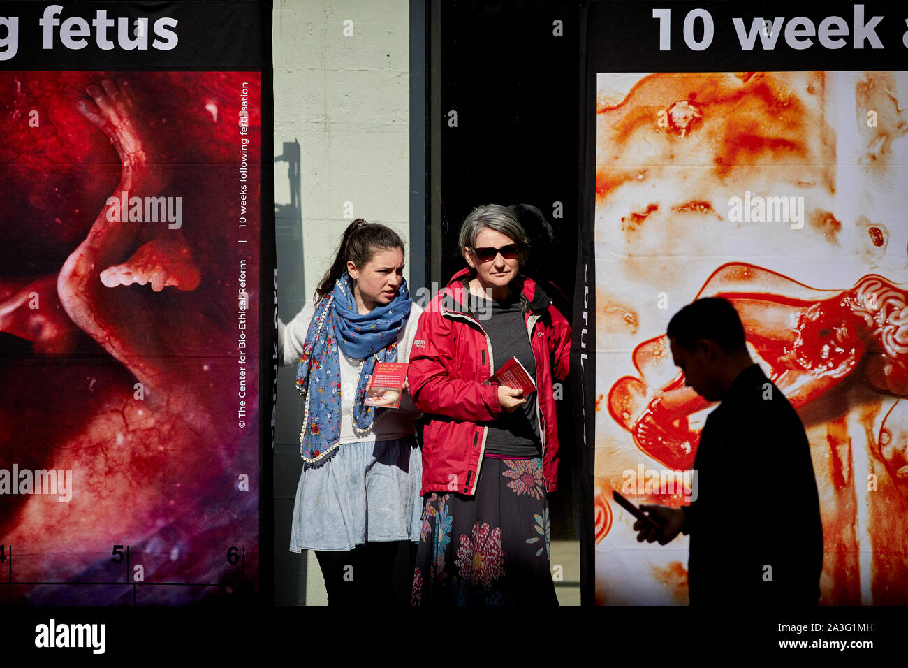 Cardiff Wales, feto poster anti aborto campagna Queen Street, finestra Foto Stock