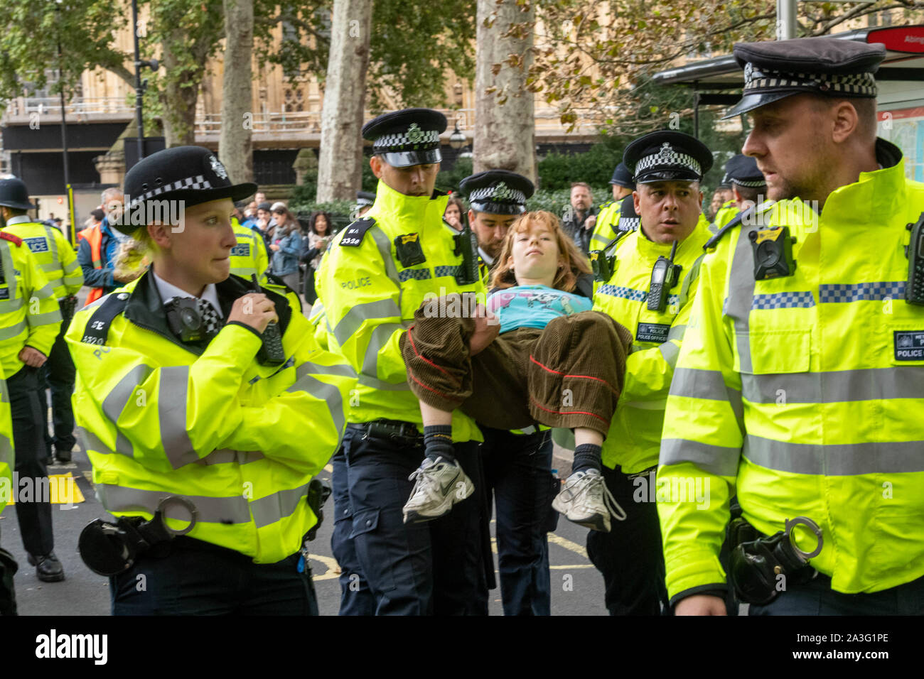 Londra REGNO UNITO 8 ott. 2019 estinzione della ribellione protesta al di fuori del Palazzo di Westminster un arresto di una ribellione estinto protester dalla polizia di credito DavidsonAlamy Ian Live News Foto Stock