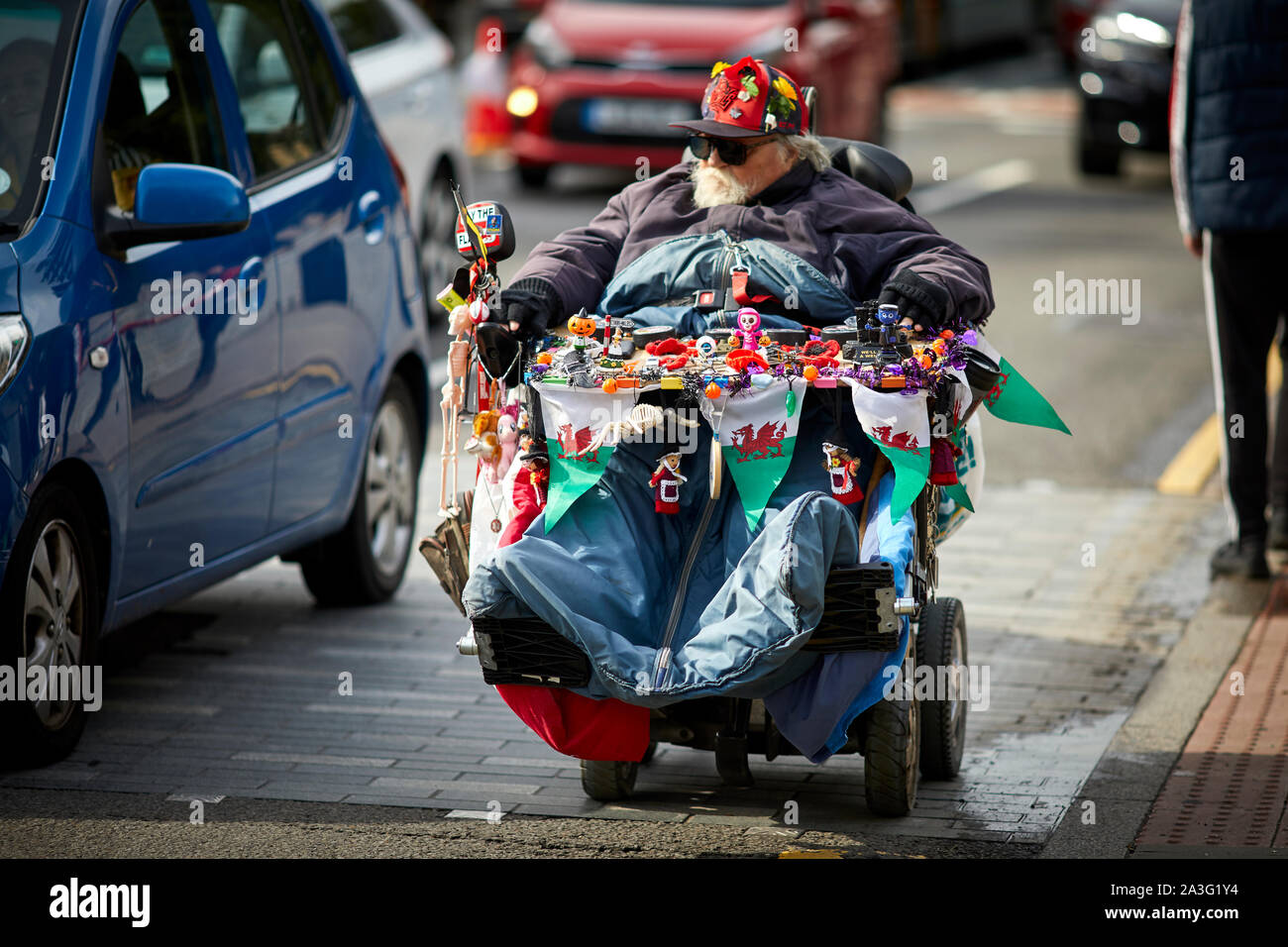 Cardiff Wales, l uomo nella mobilità scooter vendita di regali per i turisti Foto Stock