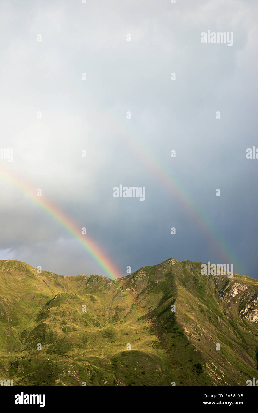Rainbow durante una tempesta nei Pirenei. Foto Stock