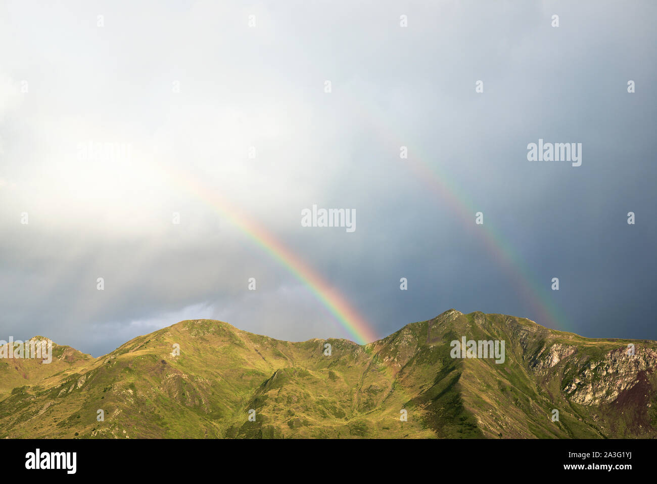 Rainbow durante una tempesta nei Pirenei. Foto Stock