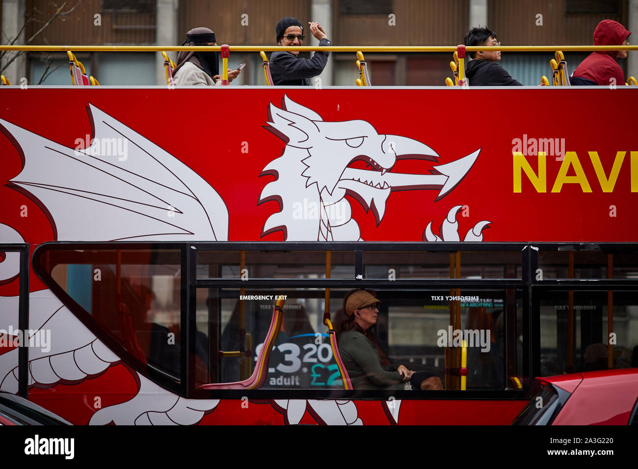 Cardiff Wales, open top turistico di hop hop on double decker bus con il logo del drago Foto Stock