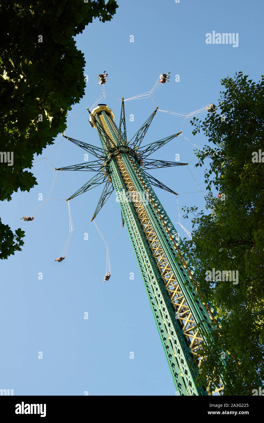 Vienna, Austria - 21 Giugno 2019: turisti godendo l'attrazione noto come Chairoplane Torre Prater Foto Stock