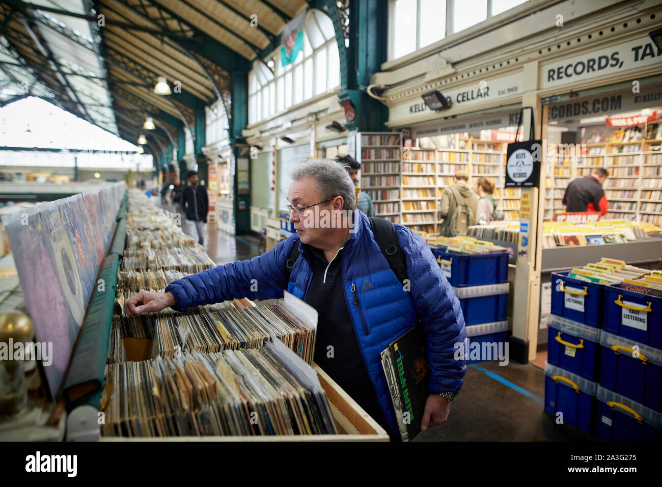 Cardiff Galles, all'interno del vecchio mercato centrale off High Street uomo acquisto di dischi in vinile in corrispondenza di una seconda mano in stallo Foto Stock
