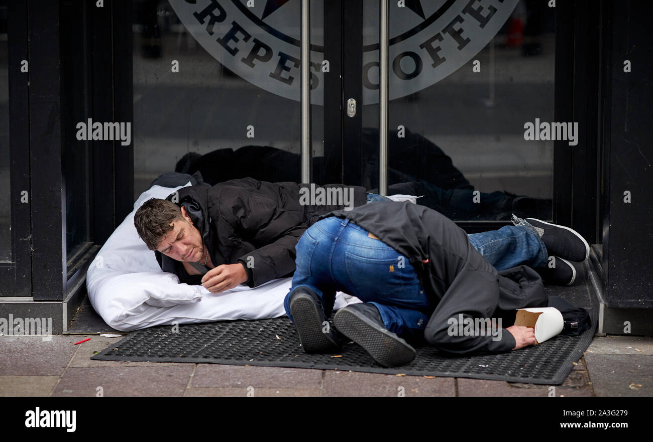 Cardiff Wales, su High Street senzatetto uomini che dorme nella porta di un edificio Foto Stock