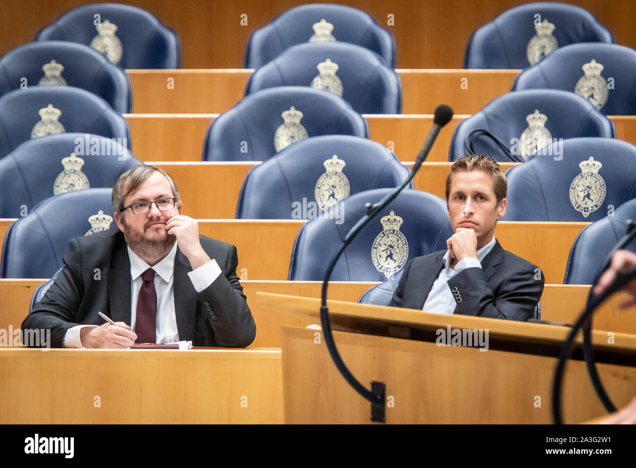 Den Haag, Paesi Bassi. 08 ott 2019. DEN HAAG, 08-10-2019, la questione ora in seno al parlamento olandese. SP membro del parlamento Frank Futselaar e SP membro del parlamento Michiel van Nispen. Credito: Pro scatti/Alamy Live News Foto Stock