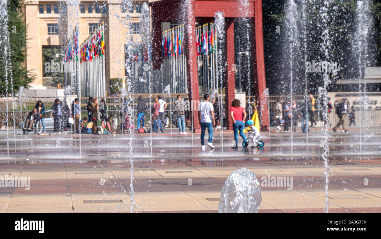 Ginevra, Svizzera - 22 Settembre 2019: l'acqua delle fontane e landmark sedia rotta scultura presso le Nazioni Unite gli edifici centrali a Ginevra, Svizzera. Foto Stock