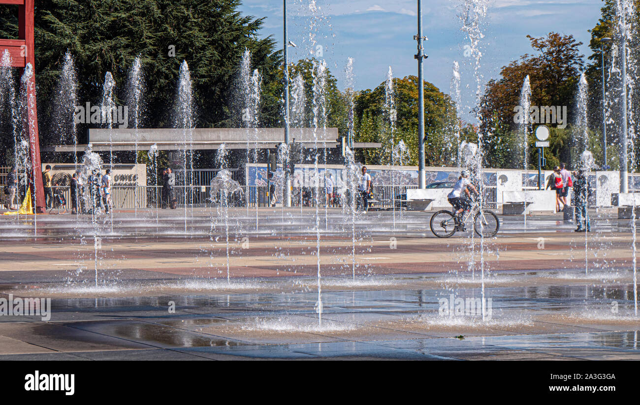 Ginevra, Svizzera - 22 Settembre 2019: l'acqua delle fontane e landmark sedia rotta scultura presso le Nazioni Unite gli edifici centrali a Ginevra, Svizzera. Foto Stock
