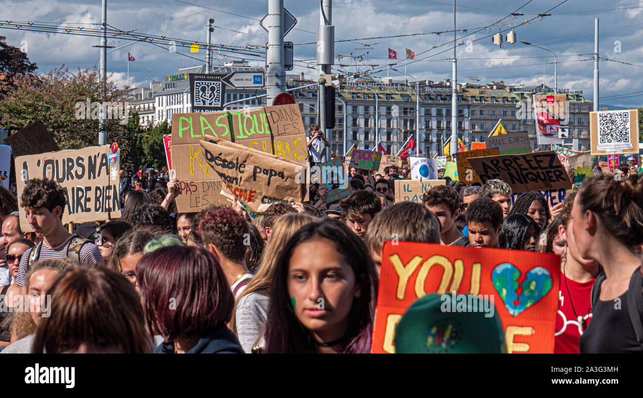 Protesta dei dimostranti prendere parte alla marcia globale per il cambiamento climatico per aumentare la consapevolezza dei problemi ambientali Foto Stock