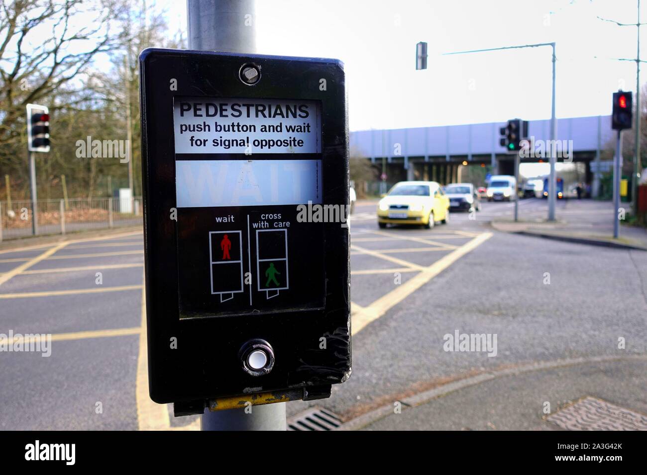 Camberley, Surrey, Regno Unito - 6 Febbraio 2018: pedonale pelican crossing pulsante e display di controllo, dove la gente può premere un pulsante per modificare il traffico Foto Stock