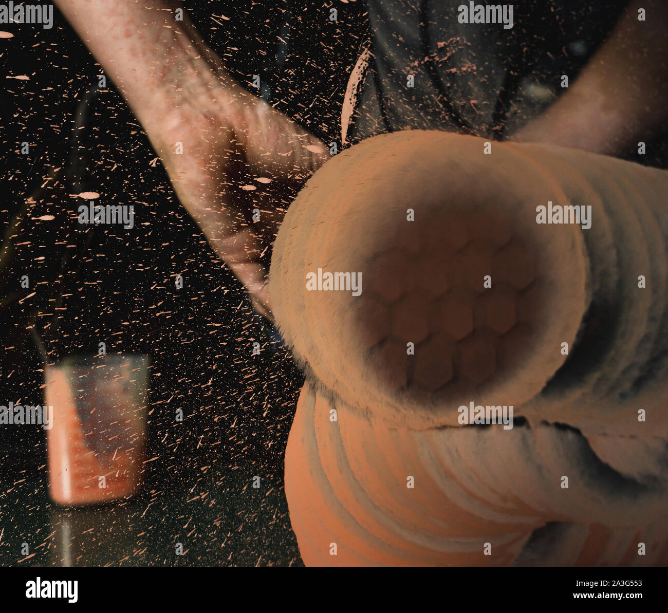 Mechanic utilizzando vetro professionale utensile di lucidatura per rimuovere graffi Foto Stock