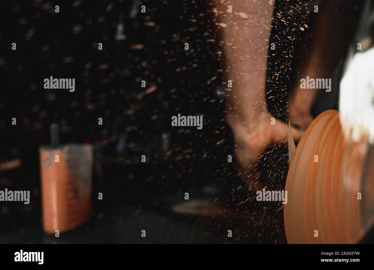 Forme e schizzi fatto utilizzando vetro utensile di lucidatura e la miscela di ossido di cerio Foto Stock