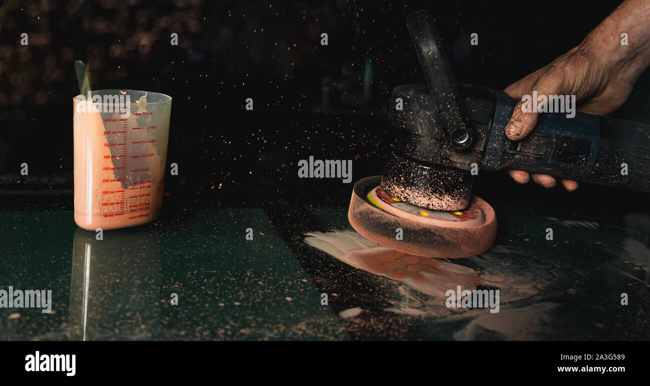 Mechanic la mano utilizzando vetro professionale utensile di lucidatura per rimuovere graffi Foto Stock