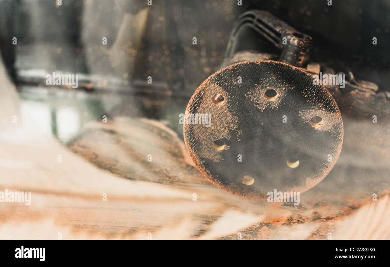 Vetro professionale macchina lucidatrice visto attraverso lucidato, Acquario sporco finestra Foto Stock