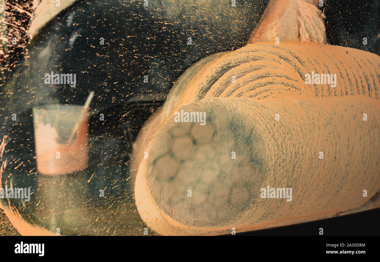 Vetro utensile di lucidatura visto attraverso il vetro, close-up sulle forme fatto mediante la miscela di ossido di cerio Foto Stock