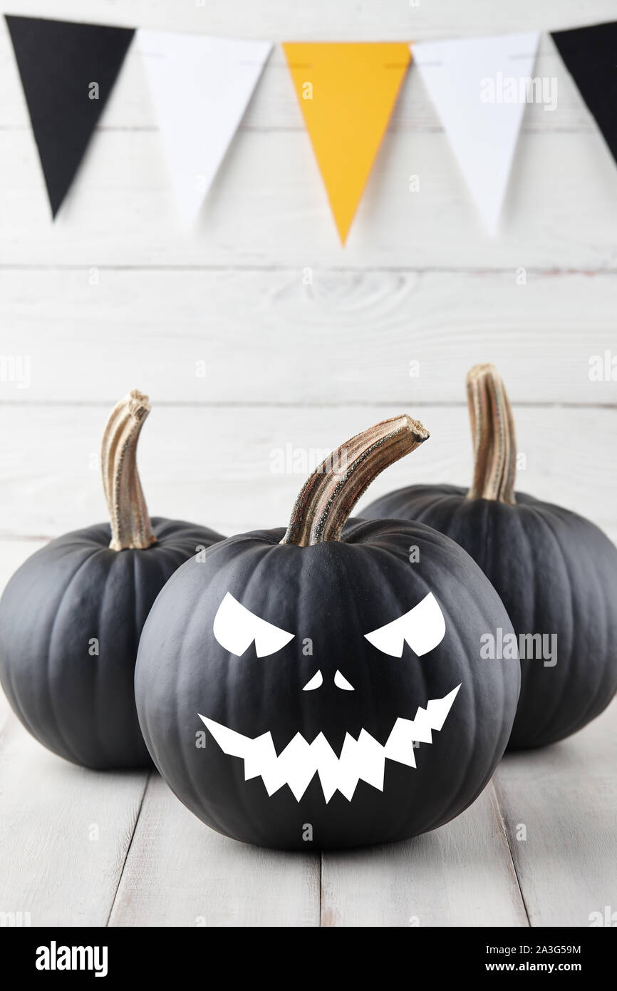 Nero di Halloween zucche con facce spaventoso Foto Stock