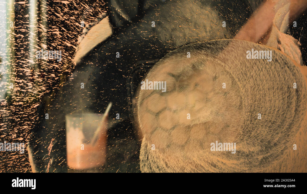 Vetro utensile di lucidatura visto attraverso il vetro, close-up sulle forme fatto mediante la miscela di ossido di cerio Foto Stock