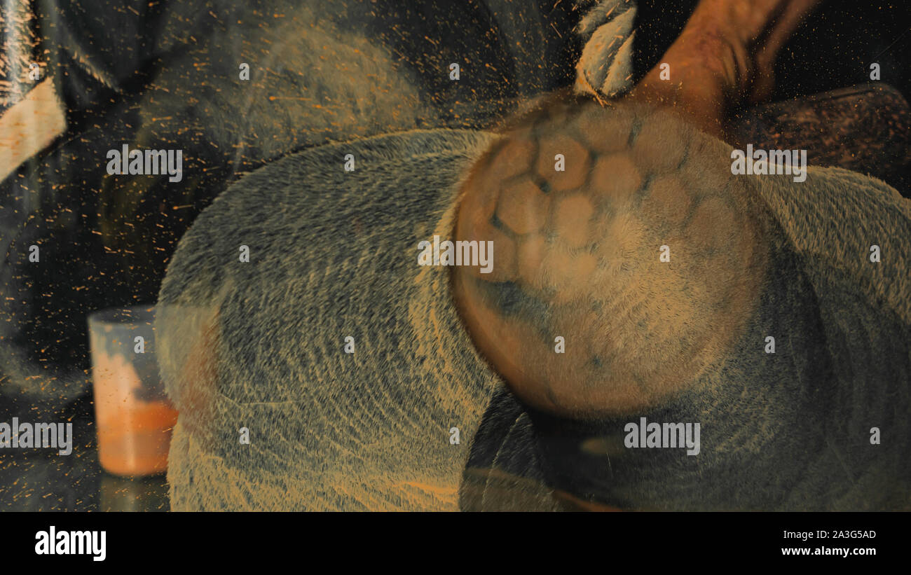 Mechanic utilizzando vetro utensile di lucidatura close-up sulla texture fatto da ossido di cerio sulla finestra Foto Stock