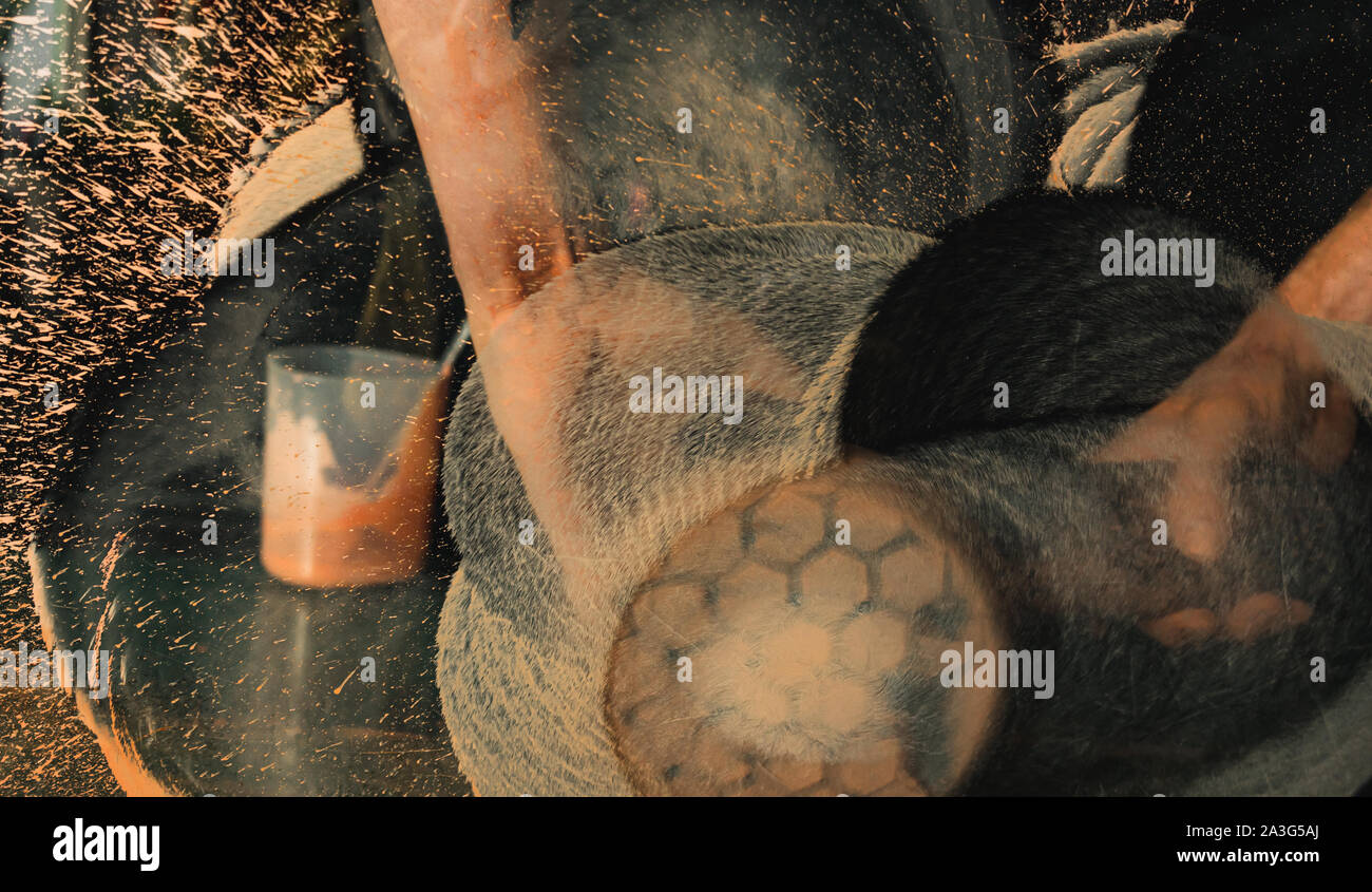 Close-up sul meccanico con le mani in mano utilizzando vetro professionale utensile di lucidatura per rimuovere graffi Foto Stock