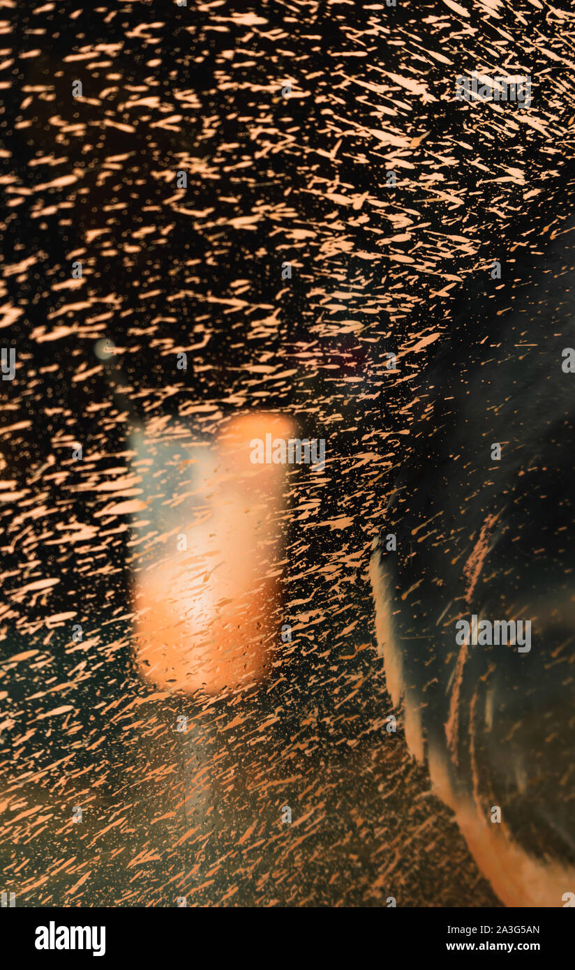 La tazza di misura contenente ossido di cerio visto attraverso gli schizzi realizzati dall'utensile di lucidatura Foto Stock