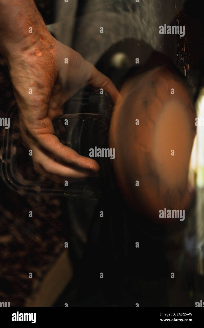 Close-up sul meccanico la mano utilizzando vetro professionale utensile di lucidatura Foto Stock