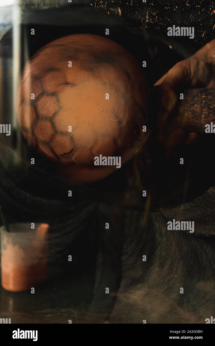 Mechanic utilizzando vetro utensile di lucidatura close-up sulla texture fatto da ossido di cerio sulla finestra Foto Stock