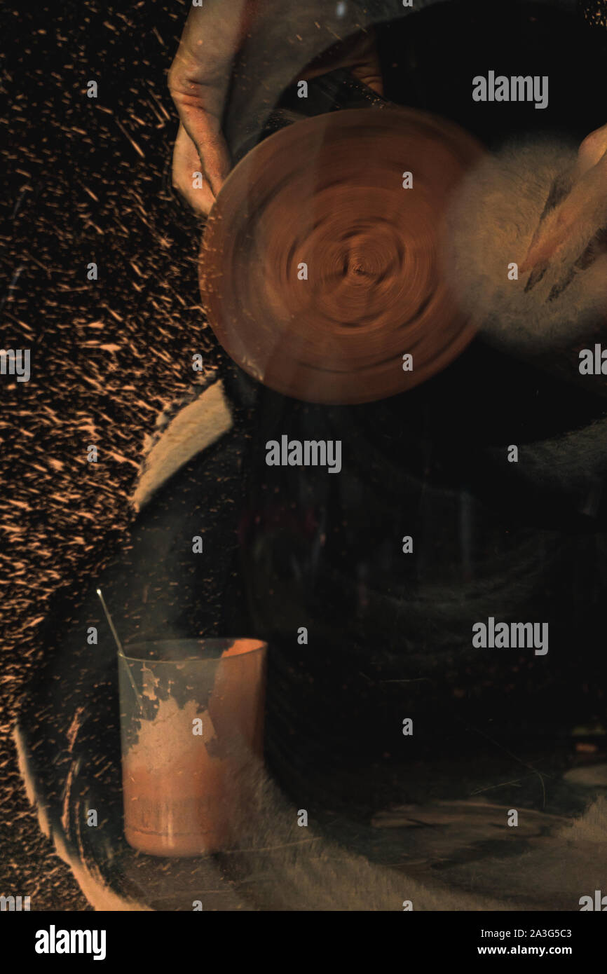 Meccanico con le mani in mano utilizzando vetro professionale utensile di lucidatura per rimuovere graffi Foto Stock