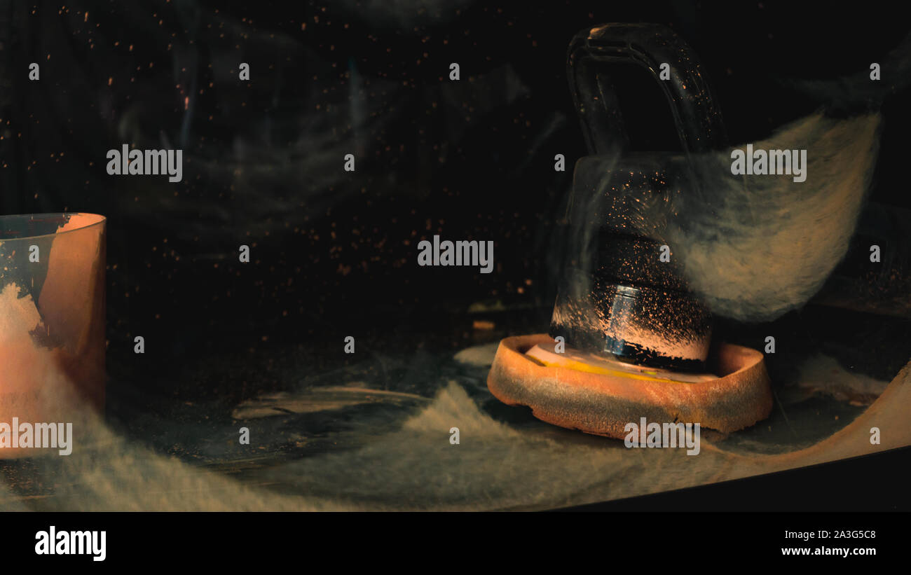 Vetro professionale macchina lucidatrice visto attraverso lucidato, Acquario sporco finestra Foto Stock