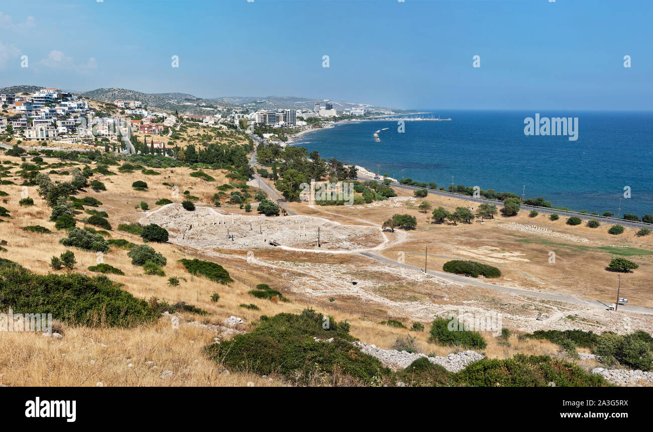 Pittoresca vista panoramica su un vecchio le rovine del Santuario di Apollo Hylates situato presso la spiaggia dell'azzurro mare mediterraneo. Vicino a 3 chilometri a w Foto Stock