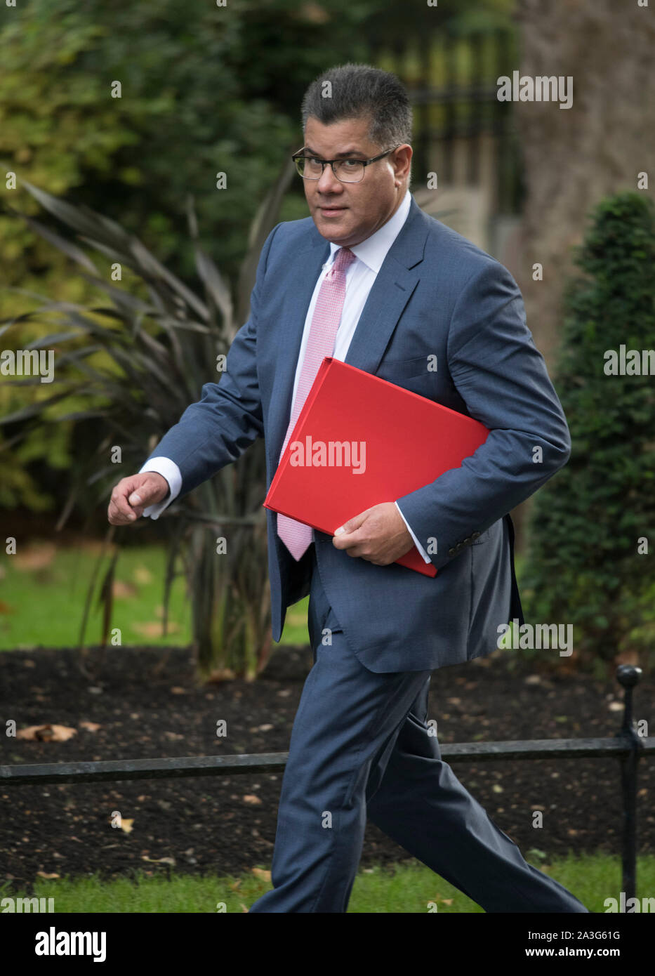 A Downing Street, Londra, Regno Unito. 8 ottobre 2019. Alok Sharma, Segretario di Stato per lo Sviluppo Internazionale, Sviluppo Internazionale segretario a Downing Street. Credito: Malcolm Park/Alamy Live News. Foto Stock