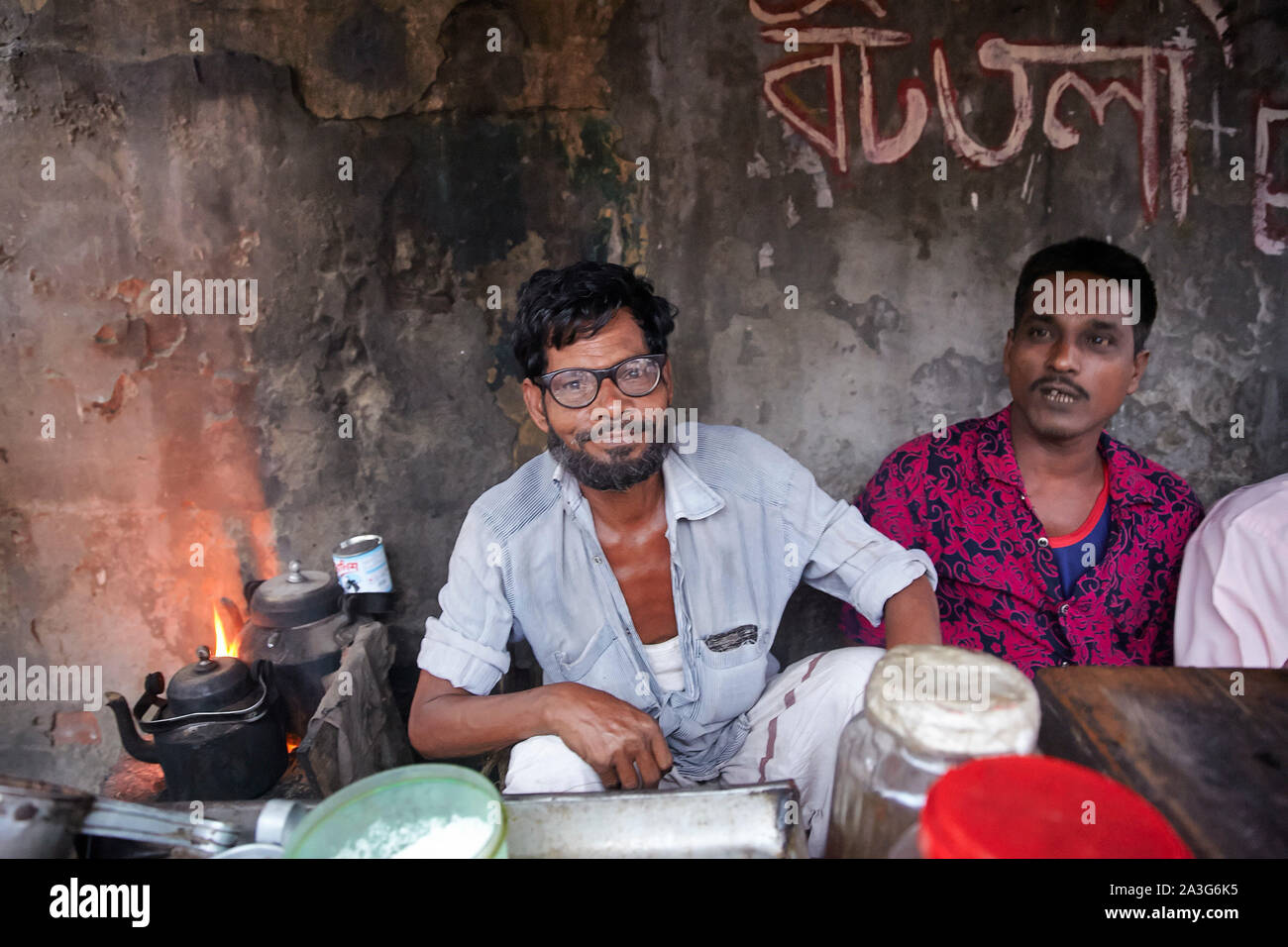 Bangladesh Khulna CSS di poveri che vivono nell'uomo slumbs preparazione di caffè 20-09-2014 foto: Jaco Klamer Foto Stock