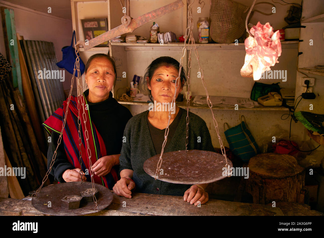 India Darjeeling piccola Macelleria con due donne 15-4-2018 photo Jaco Klamer Foto Stock