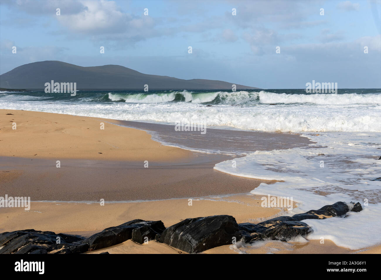 Spiaggia Borvemor su Harris dalla costa atlantica Foto Stock